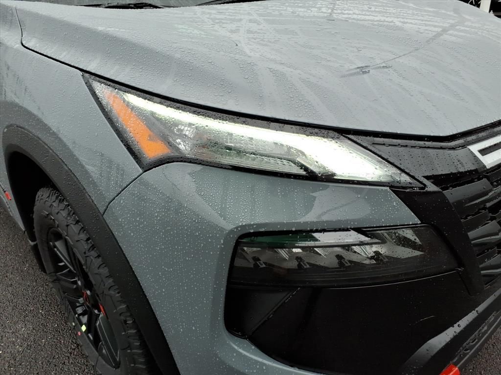 2026 Nissan Rogue SV photo 2