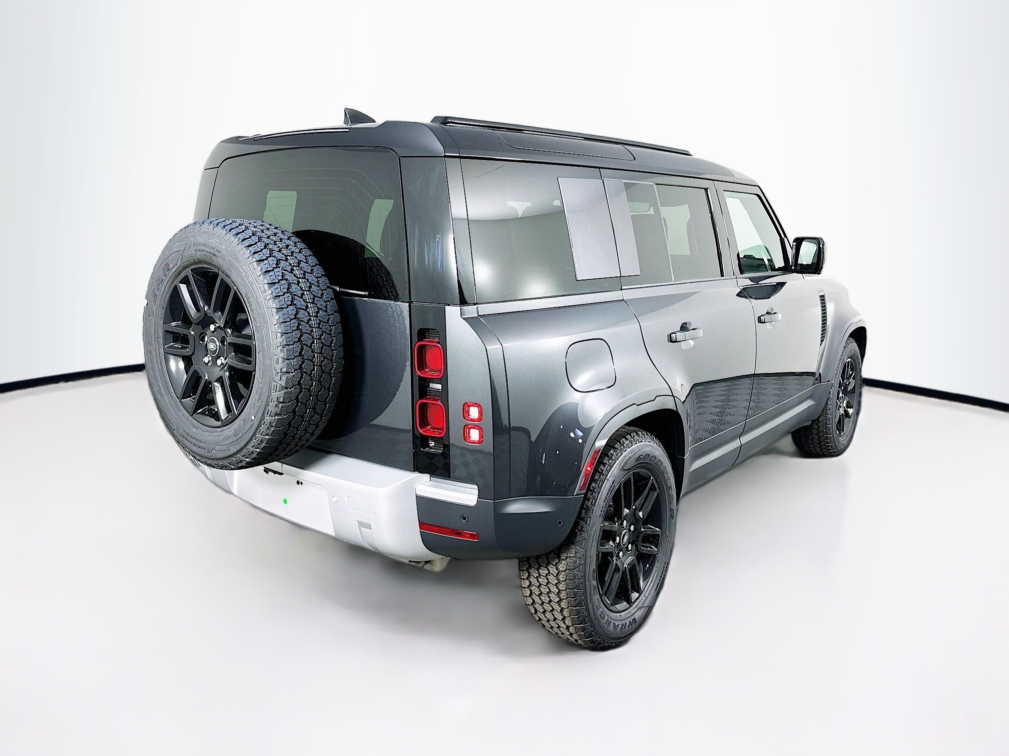 2025 Land Rover Defender 110 S photo 3