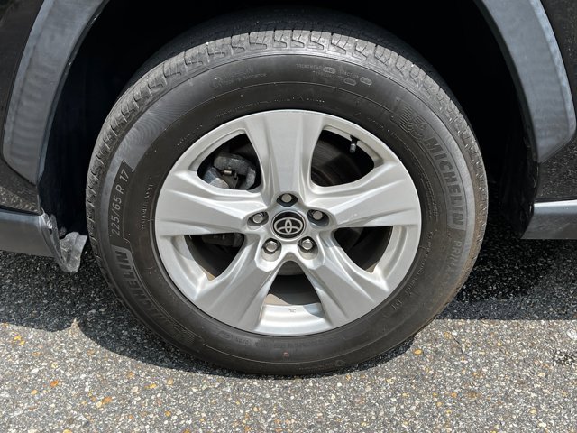 2021 Toyota RAV4 XLE photo 2