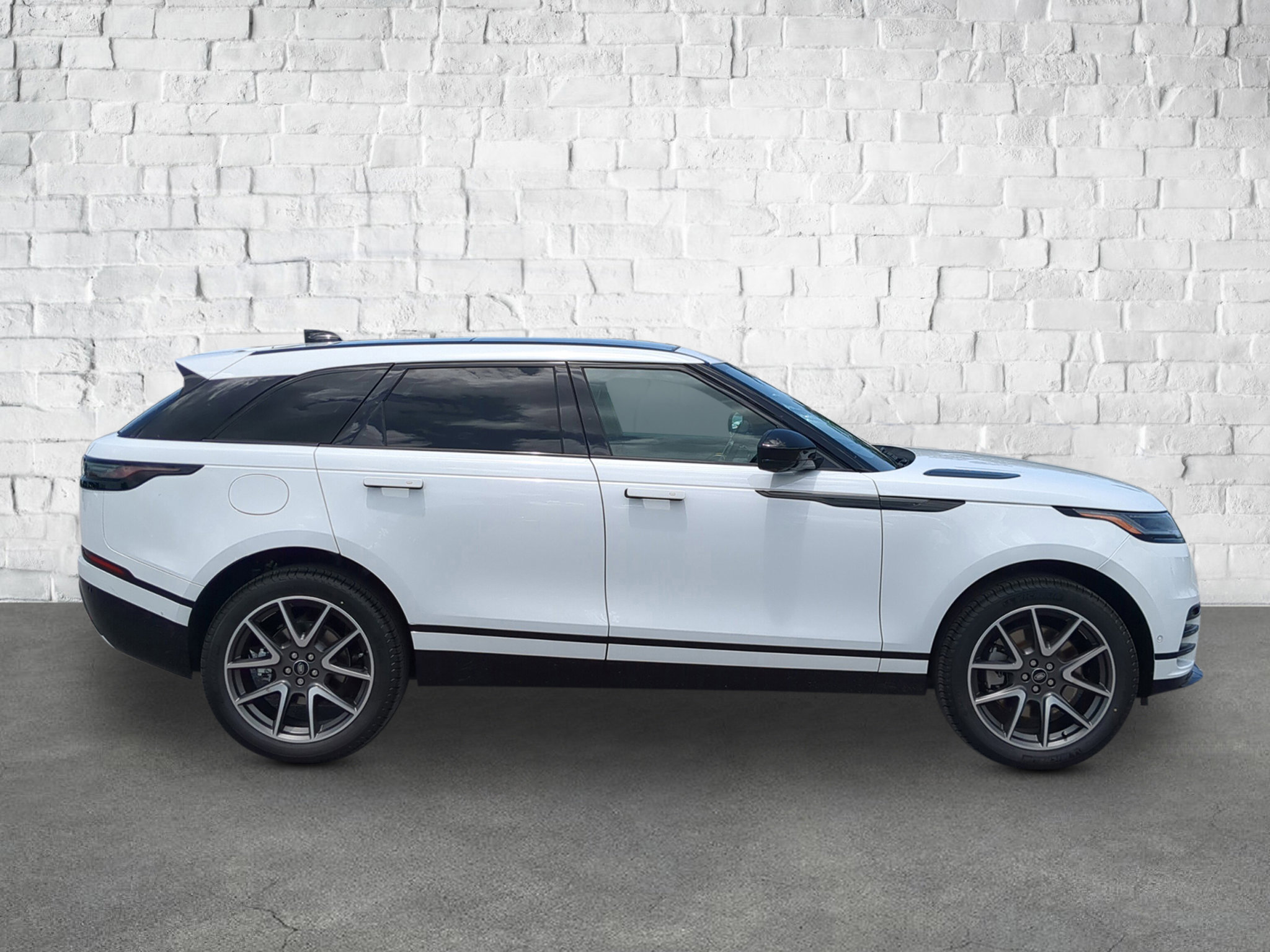 2026 Land Rover Range Rover Velar SE photo 7