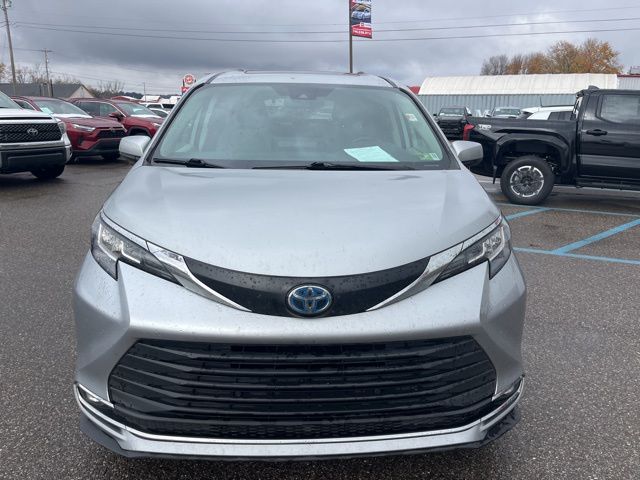 2022 Toyota Sienna XLE photo 2