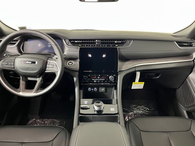 2025 Jeep Grand Cherokee Limited photo 3