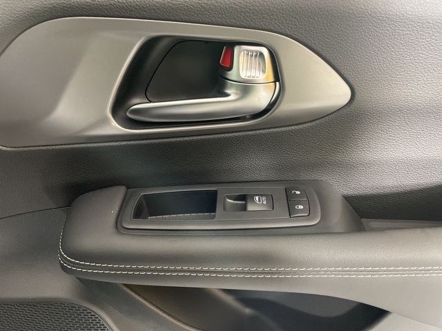 2025 Chrysler Pacifica photo 12