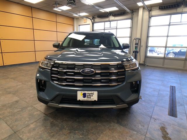 2025 Ford Explorer photo 3