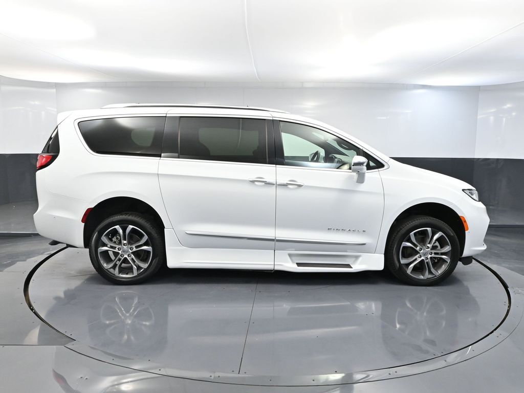 2022 Chrysler Pacifica Pinnacle photo 2