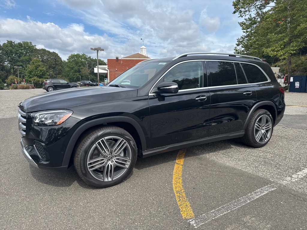 2026 Mercedes Benz GLS 450 4MATIC photo 2