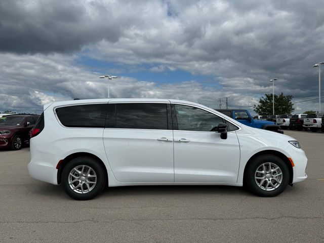 2026 Chrysler Pacifica photo 3