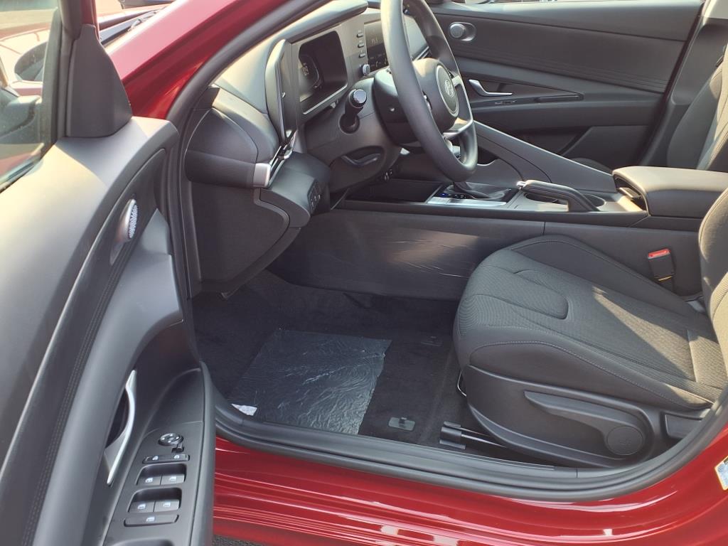 2025 Hyundai Elantra SE photo 14