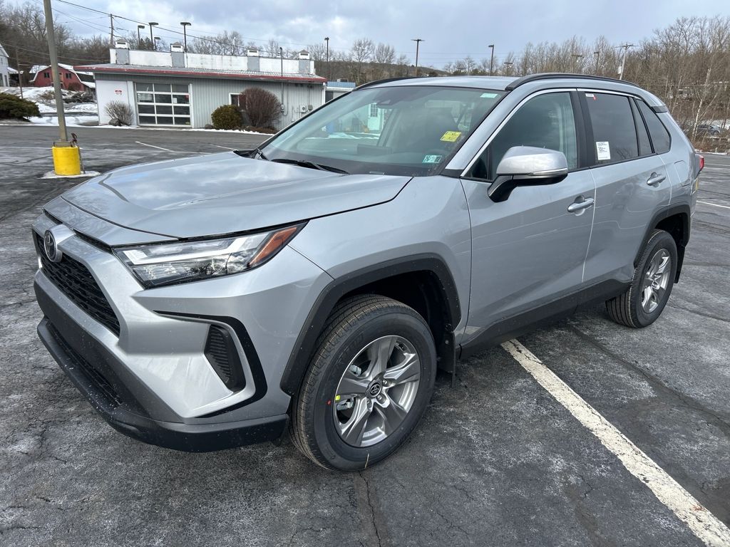 2025 Toyota RAV4 XLE's photo