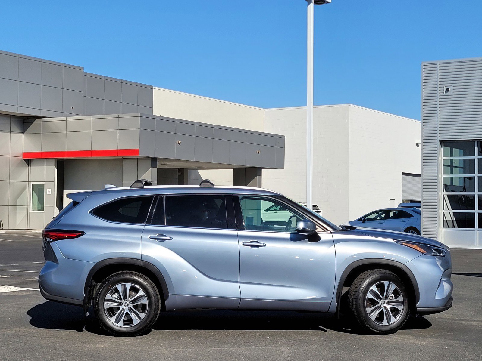 2022 Toyota Highlander XLE photo 2