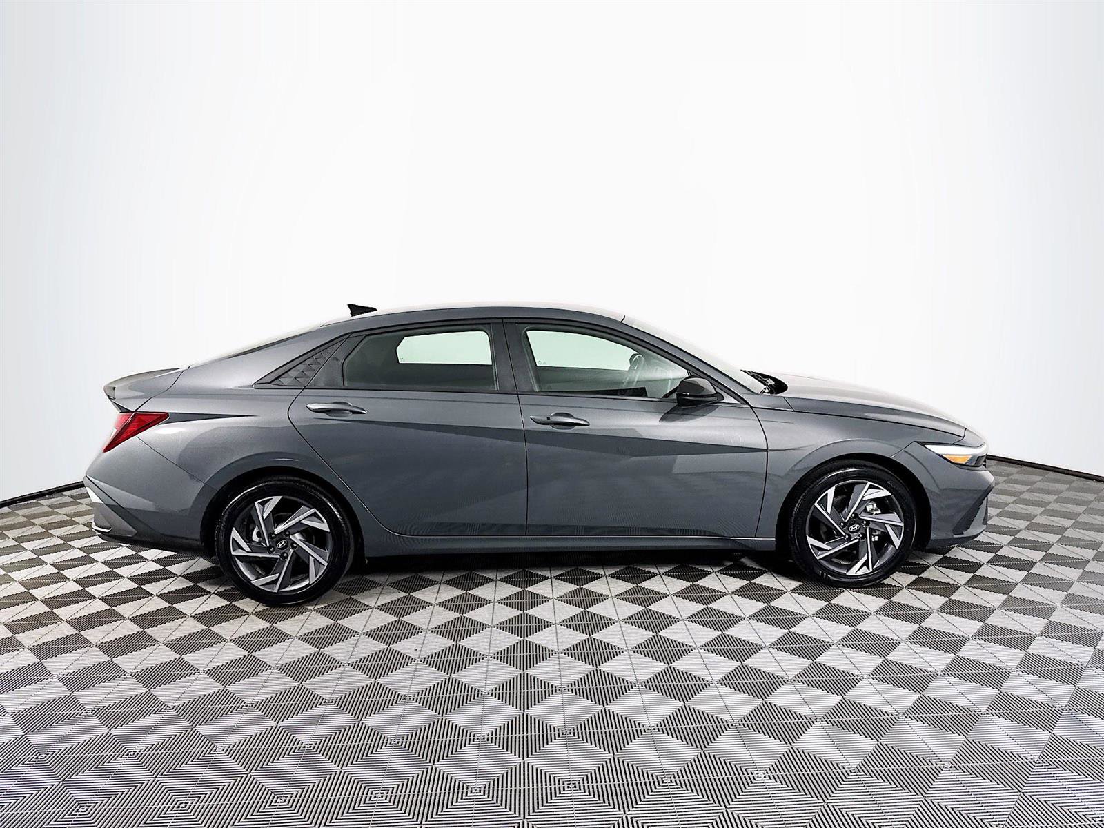 2025 Hyundai Elantra SEL Sport photo 8