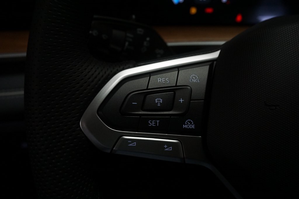 2025 Volkswagen Tiguan SEL R-Line Black photo 18