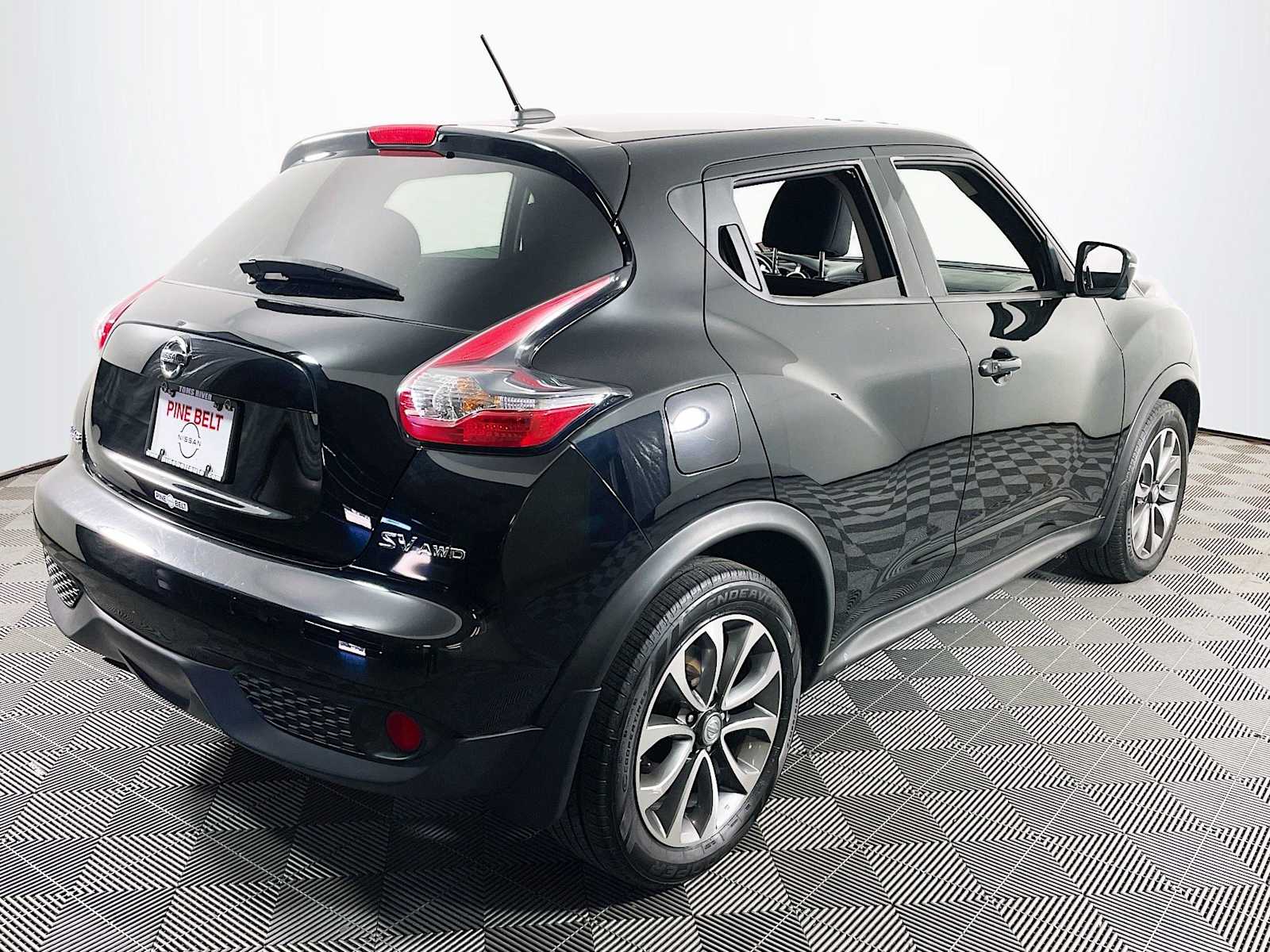 2017 Nissan Juke SV photo 3