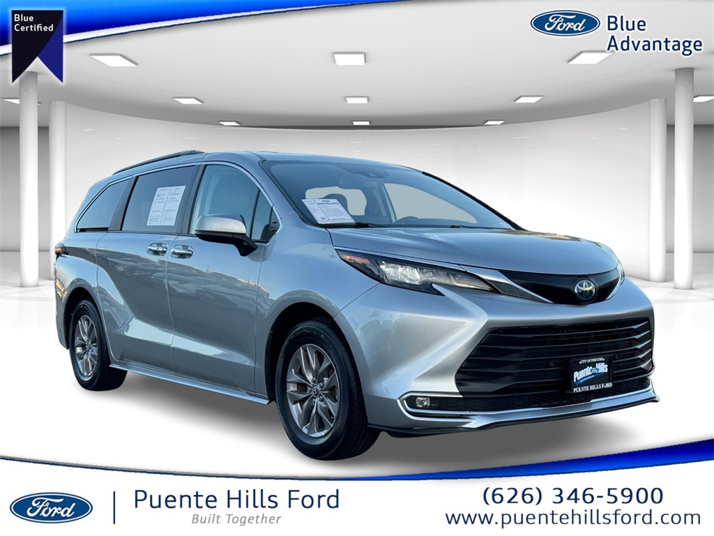 2024 Toyota Sienna XLE's photo