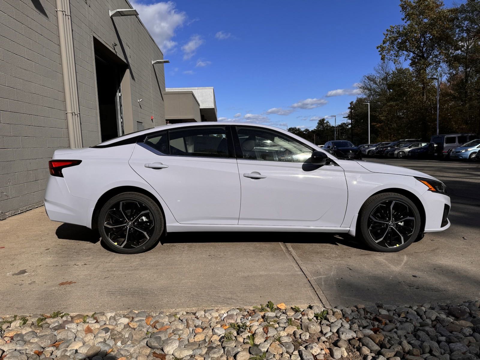 2025 Nissan Altima SR photo 3