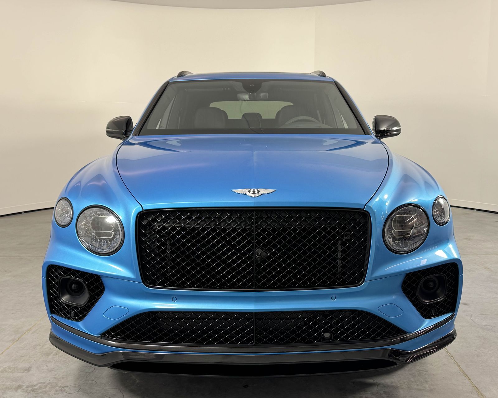 2023 Bentley Bentayga V8 photo 4