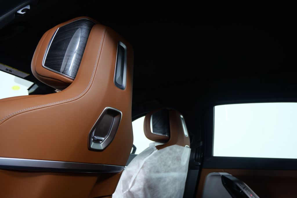 2025 Bmw 750e photo 16