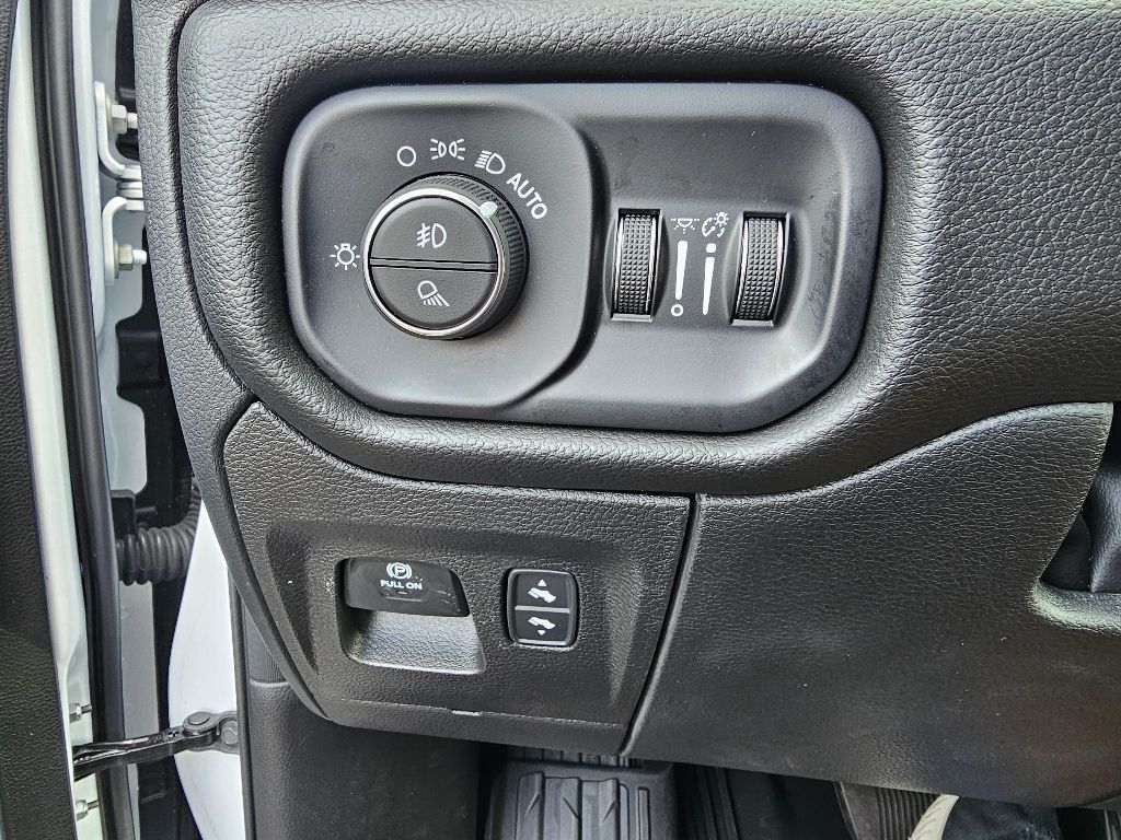 2025 RAM 1500 - Image 15
