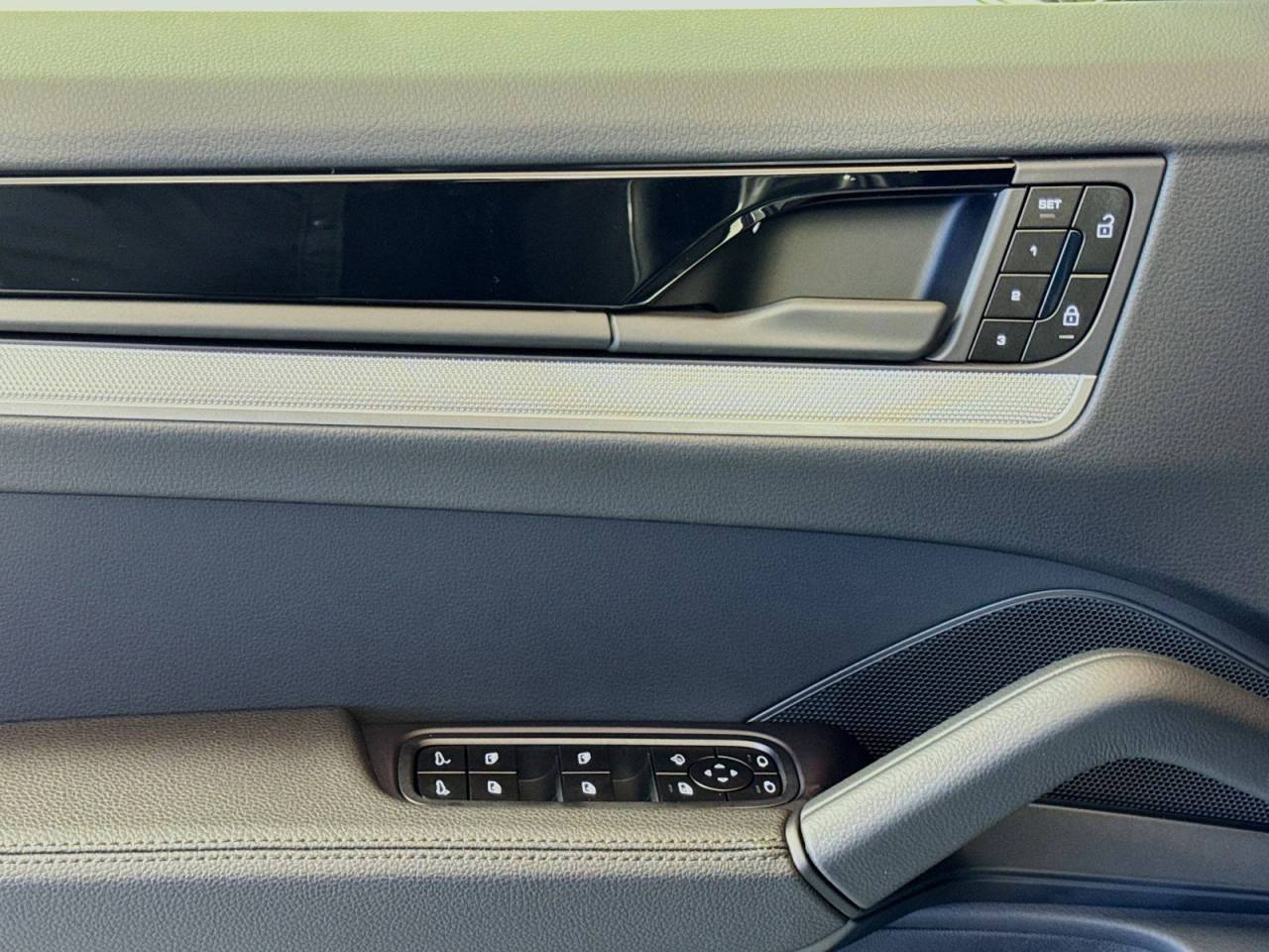2025 Porsche Cayenne photo 10