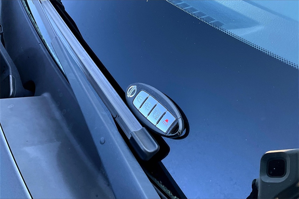2016 Nissan Rogue SV photo 11