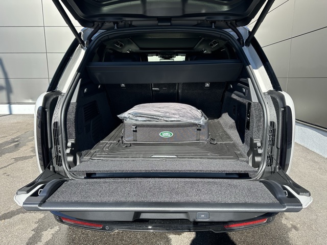 2025 Land Rover Range Rover SV photo 36