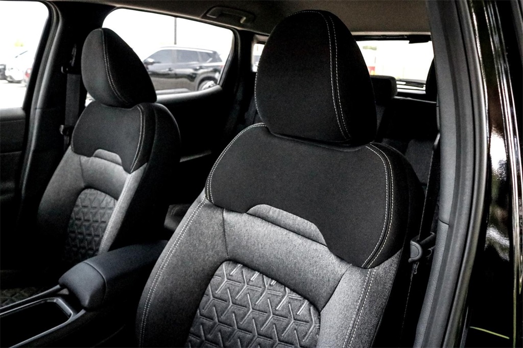 2025 Nissan Kicks SV photo 8