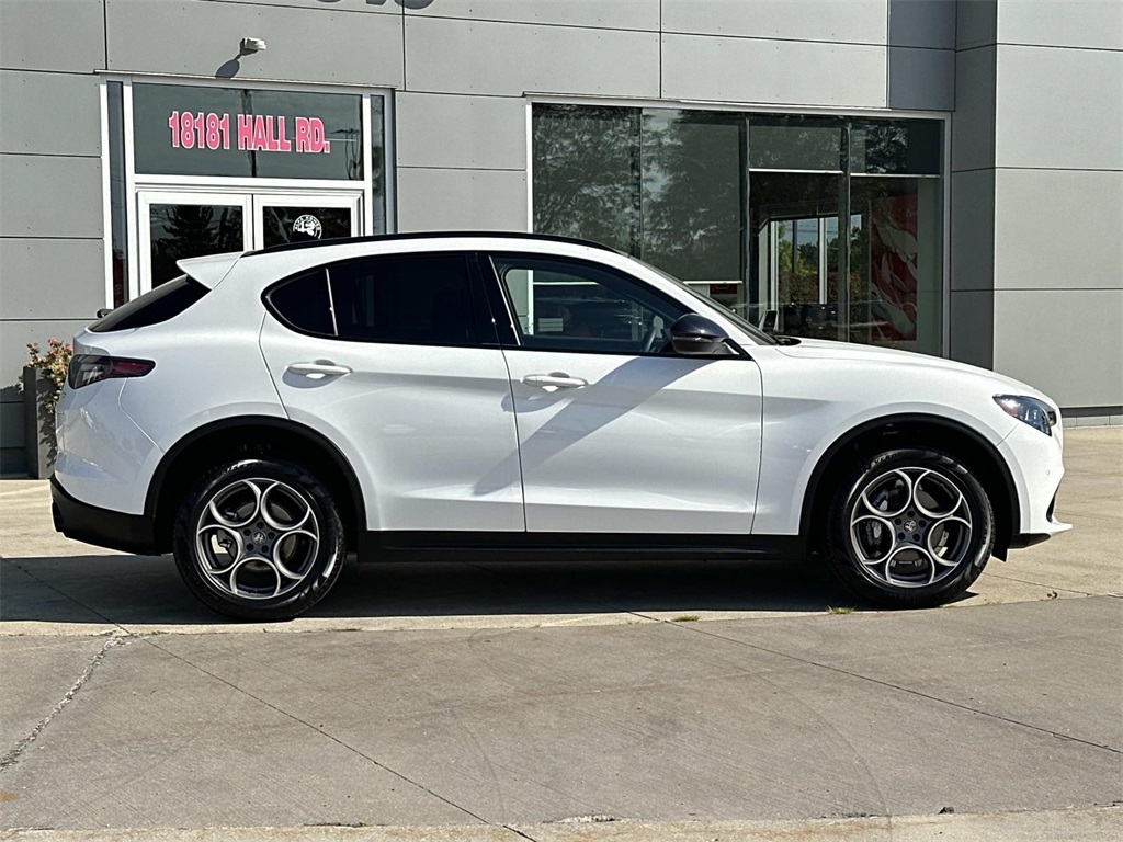 2025 Alfa Romeo Stelvio Sprint photo 2