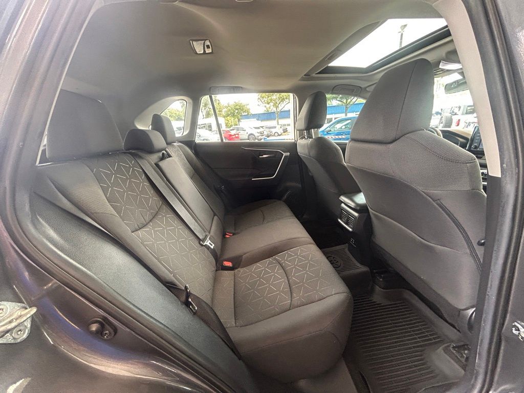 2021 Toyota RAV4 XLE photo 23