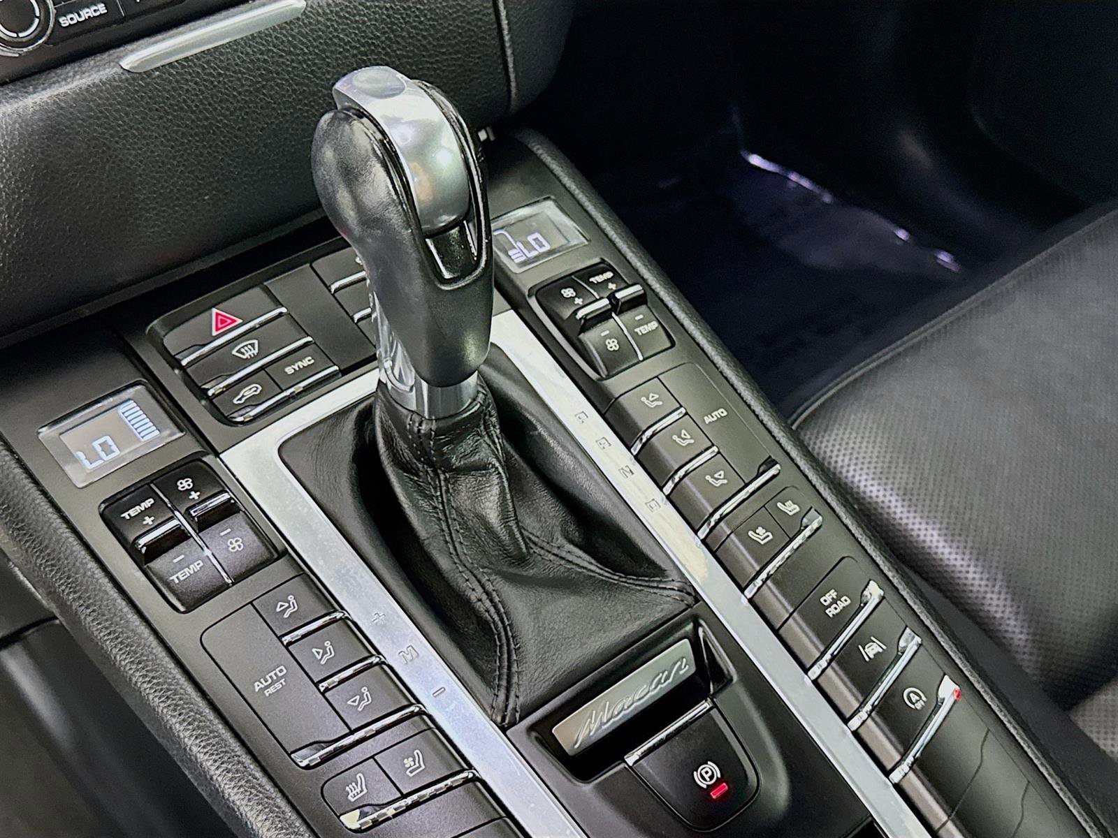 2018 Porsche Macan Base photo 19