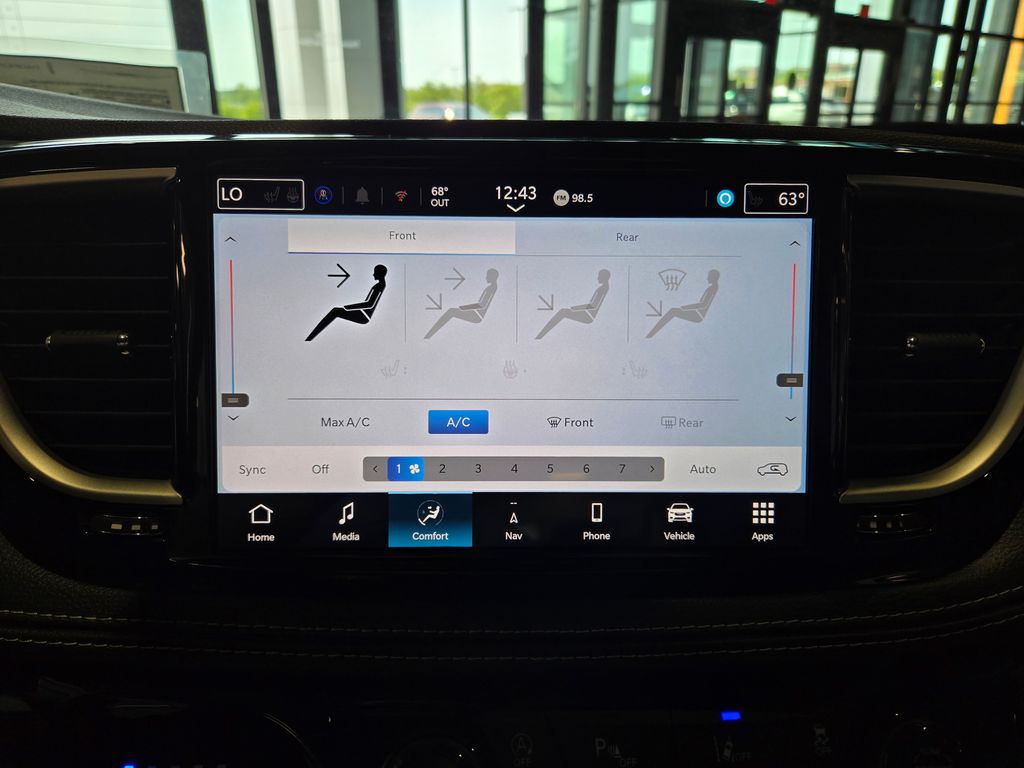 2025 Chrysler Pacifica photo 17