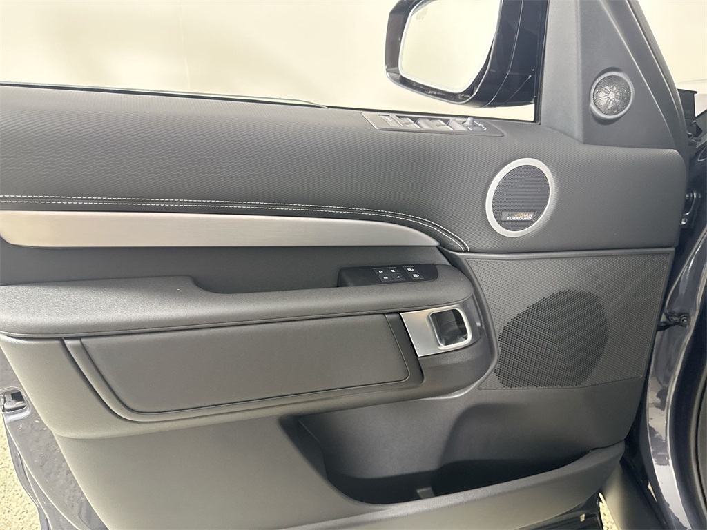 2025 Land Rover Discovery SE photo 13