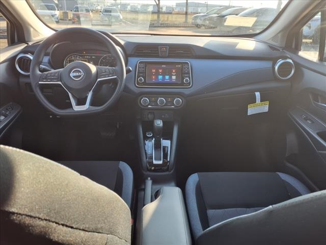 2025 Nissan Versa 1.6 SV photo 3