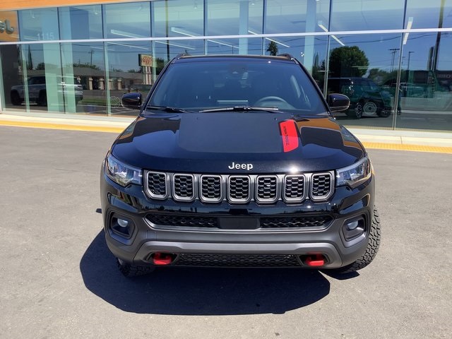 2025 Jeep Compass Trailhawk photo 2