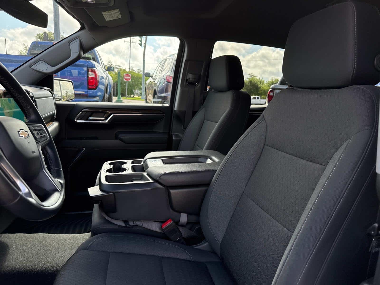2023 Chevrolet Silverado LT photo 9