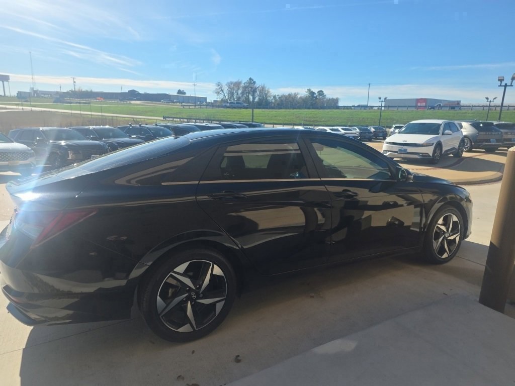 2023 Hyundai Elantra Limited's photo