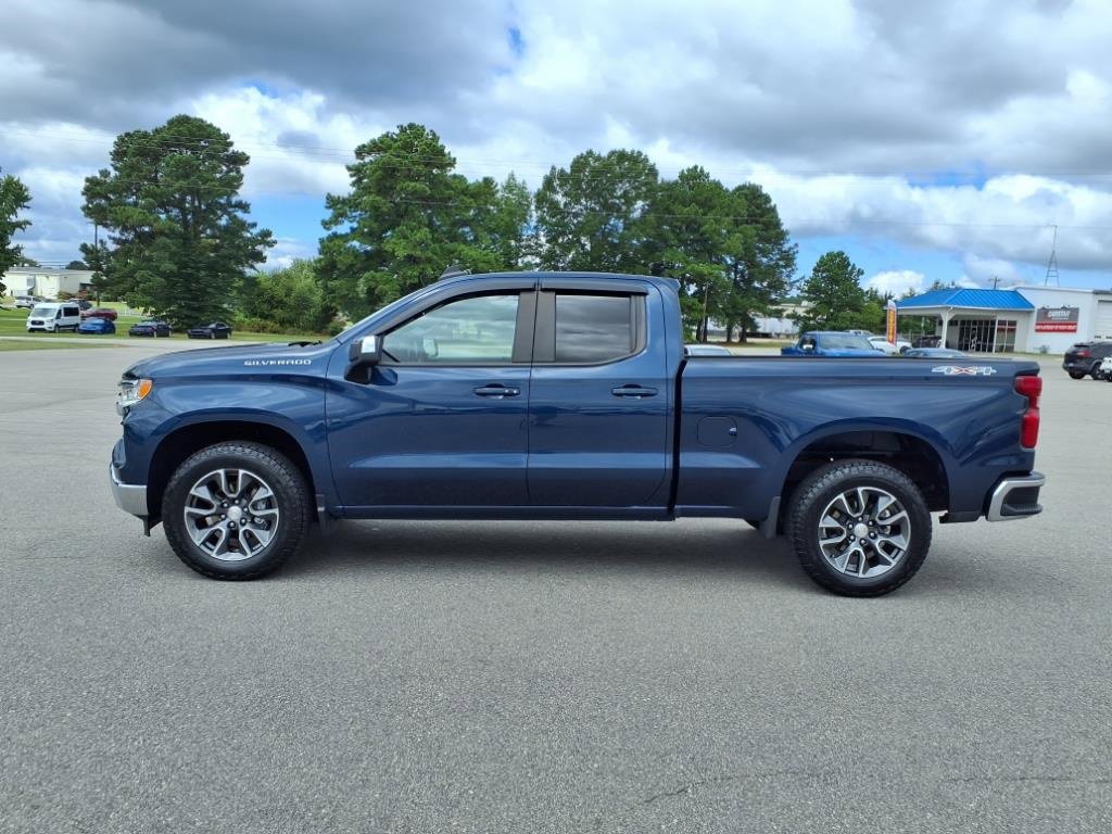 2022 Chevrolet Silverado 1500 LT photo 2
