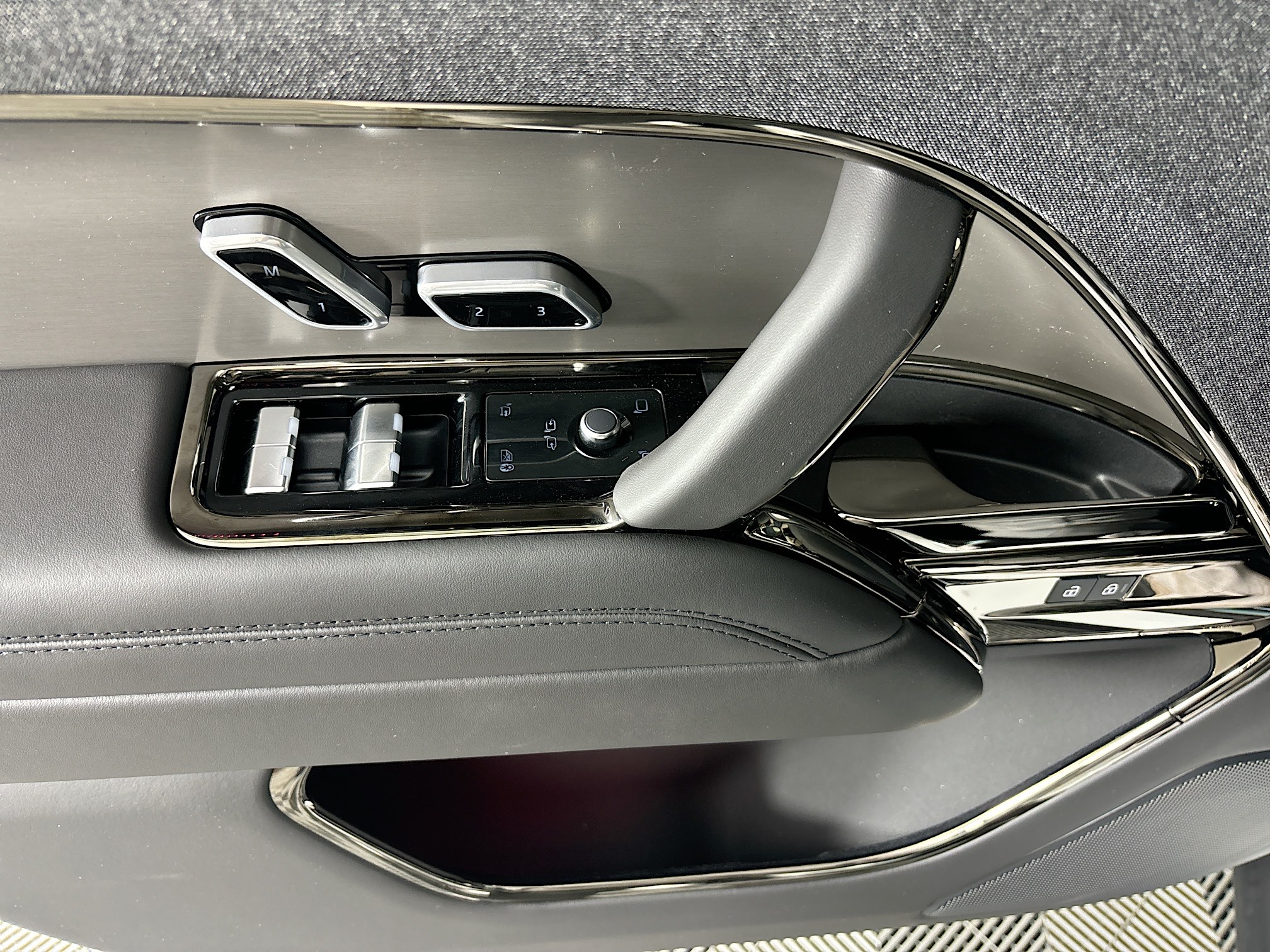 2025 Land Rover Range Rover Sport SE photo 17