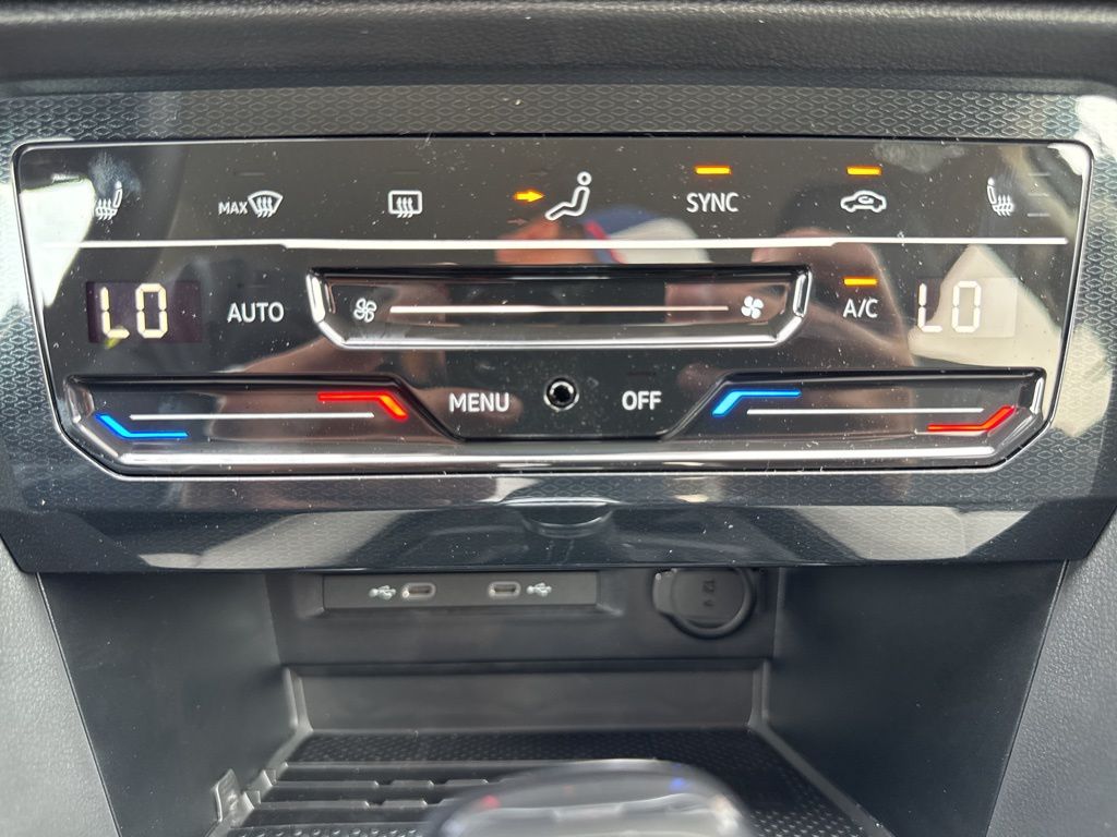 2025 Volkswagen Taos SE photo 23