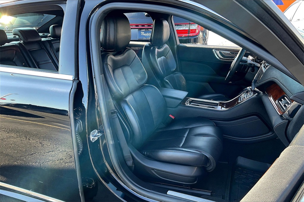 2020 Lincoln Continental Standard photo 4