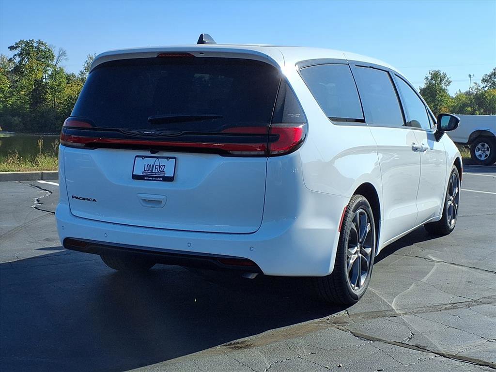 2026 Chrysler Pacifica photo 2