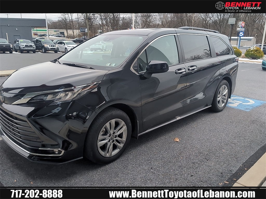 2024 Toyota Sienna XLE's photo