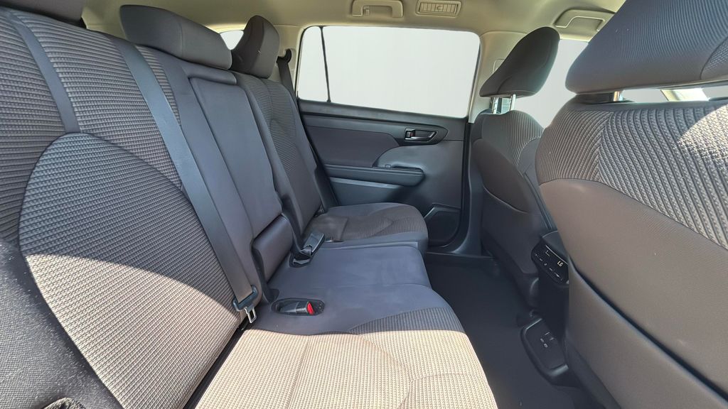 2024 Toyota Highlander LE photo 14