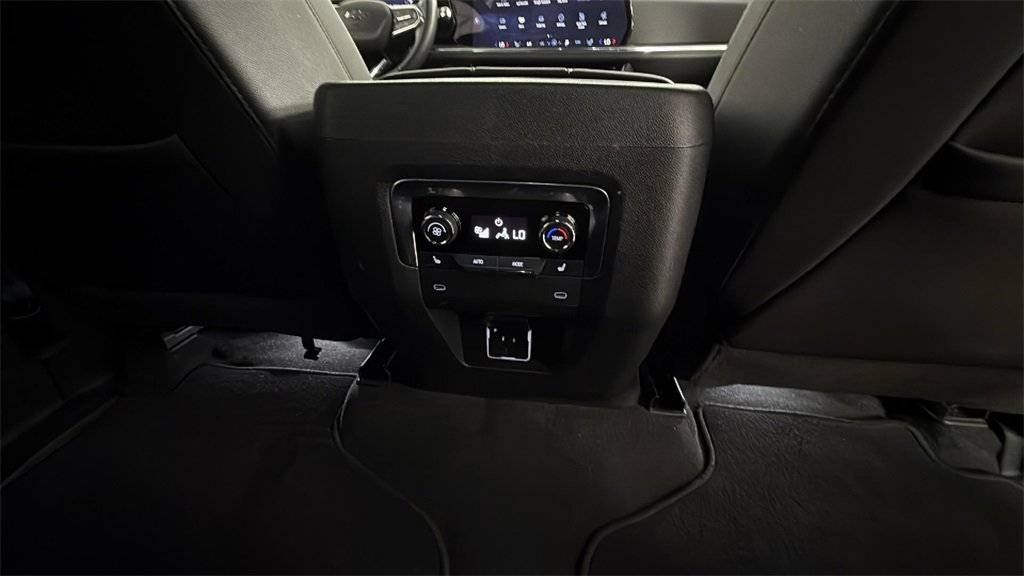 2025 Chevrolet Suburban Z71 photo 29
