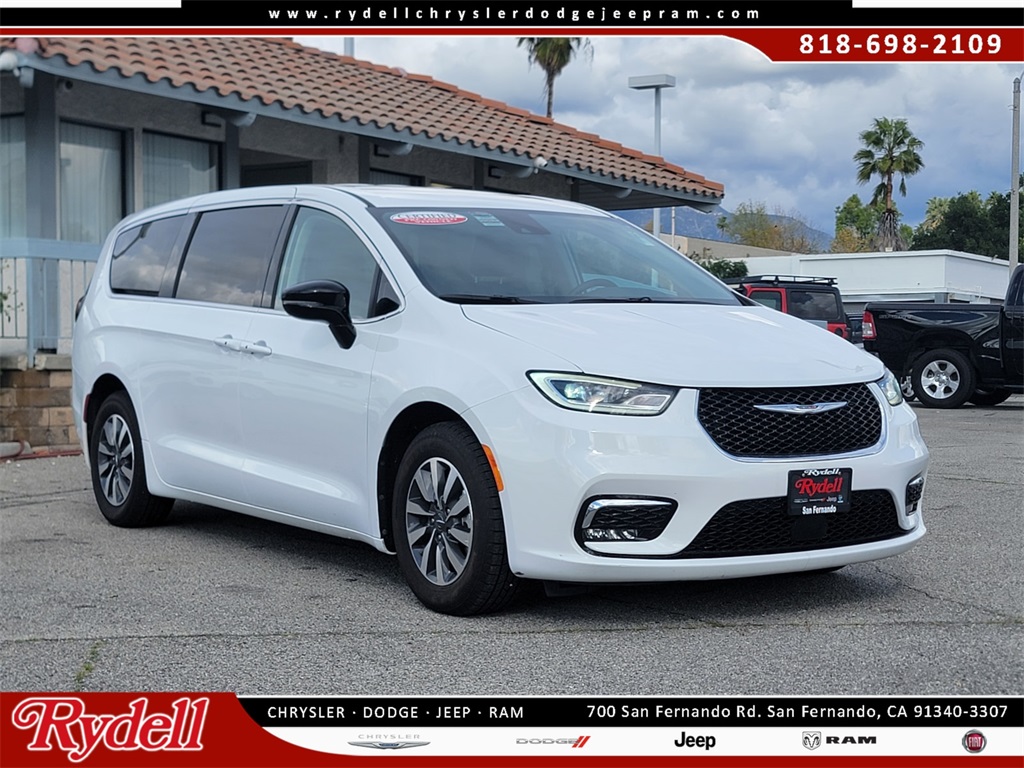 2024 Chrysler Pacifica PHEV Select's photo