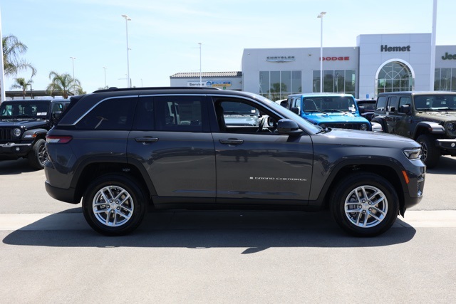 2025 Jeep Grand Cherokee Laredo X photo 2