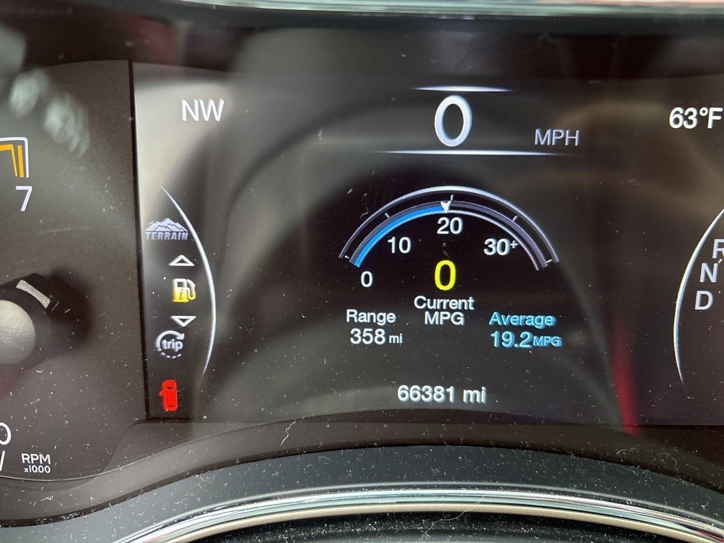 2017 Jeep Grand Cherokee Limited Anniversary Edition photo 12