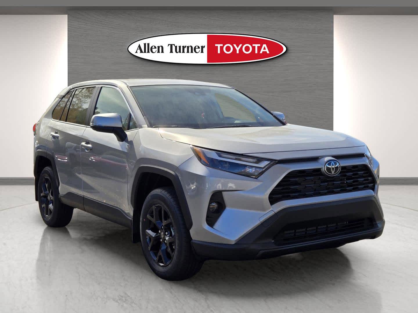 2025 Toyota RAV4 LE's photo