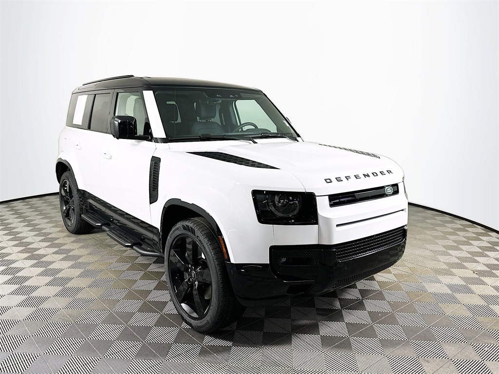 Used 2025 Fuji White Land Rover X-Dynamic SE image 1