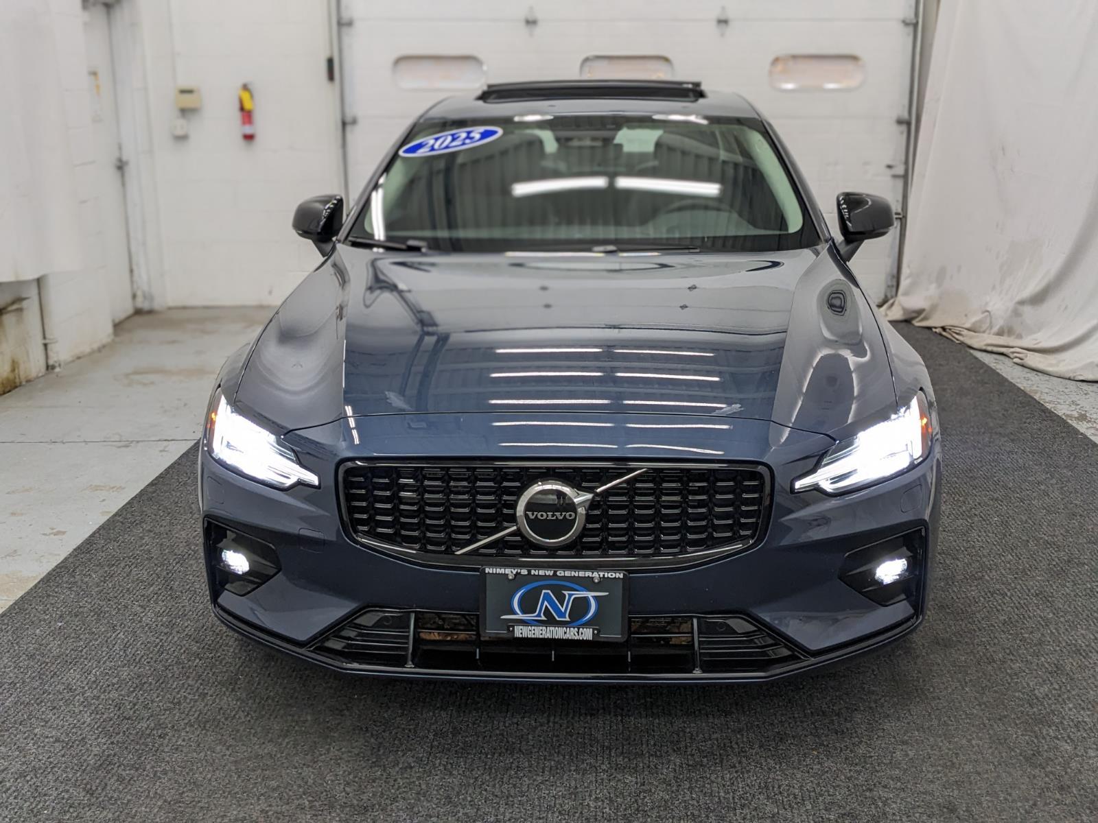 2025 Volvo S60 Core photo 9