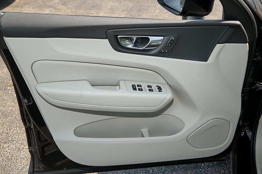 2025 VOLVO XC60 - Image 8